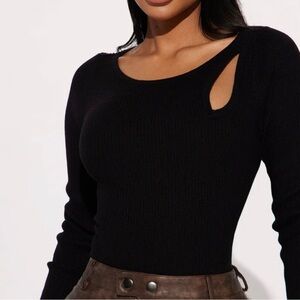 • Crewneck Sweater NWT 
Long Sleeve, black 
Cut Out